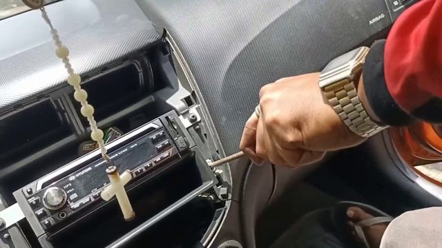 How to Remove the Stereo Head Unit of Hyundai Accent Hatchback смотреть онлайн