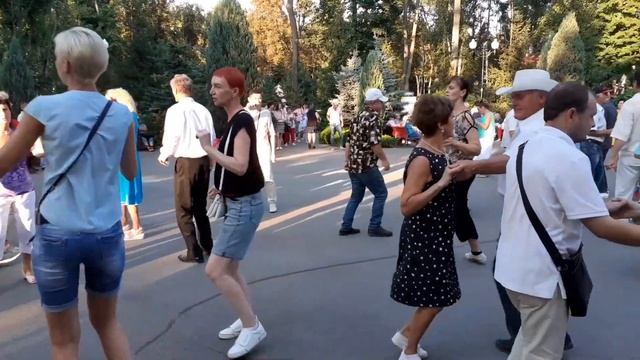 ОЙ, СМЕРЕКО! ТАНЦЫ В ПАРКЕ ГОРЬКОГО ХАРЬКОВ СЧАСТЛИВЫЕ МОМЕНТЫ смотреть онлайн