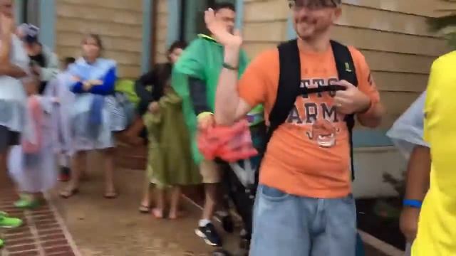 Hurricane Matthew Disney Springs T-Rex Line - Real Time смотреть онлайн