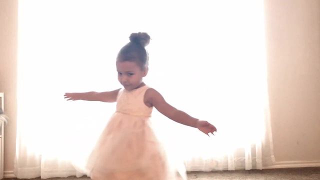 Rainbow - Liz Huett - 3-years-old ballerina dance смотреть онлайн