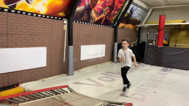 Тренируем разные падения с мини-батута смотреть онлайн