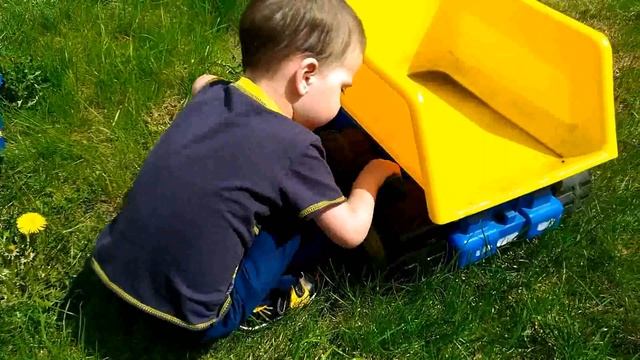КАК помыть машину АВТОМОЙКА грузовика Car Washing Kids Video ребенок моет машину