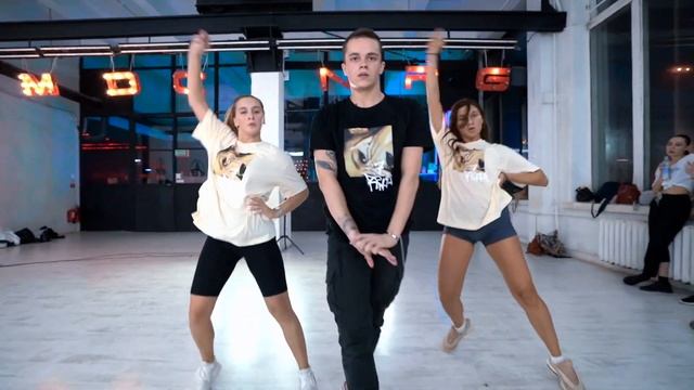 ARIANA GRANDE/7 RINGS смотреть онлайн