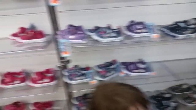 VLOG Шоппинг Алисы Выбираем и покупаем красивые кеды Алисе Детский канал Алиса смотреть онлайн