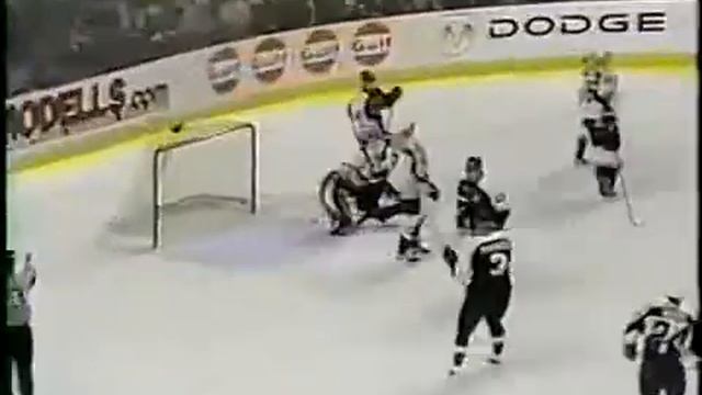 Alexei Zhamnov's nice goal vs Predators from Tony Amonte pass for Flyers (3 mar 2004) смотреть онлайн