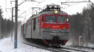 "Ветеран". ВЛ10-371 с грузовым поездом и приветливой бригадой