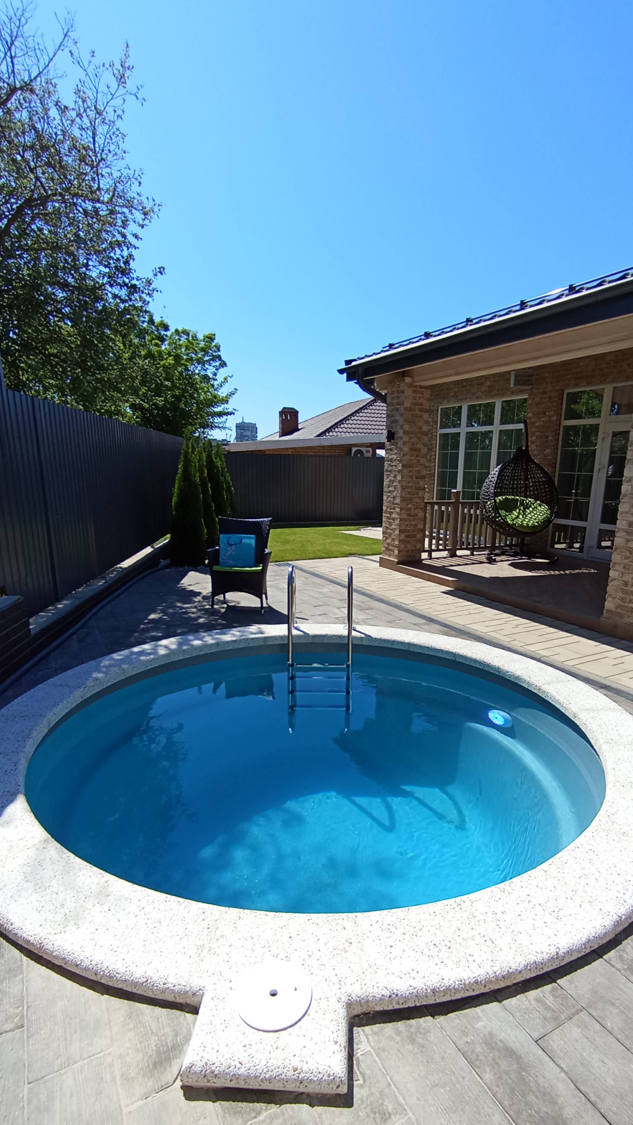 Композитный бассейн с подогревом для небольшого участка