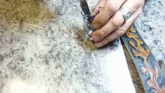 Кожаный ремень обработка торцов спец пастой. смотреть онлайн