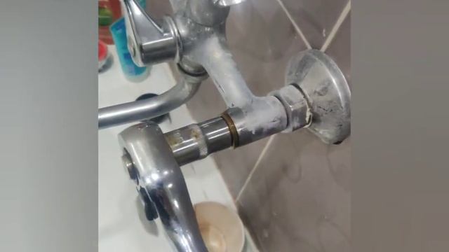 Замена Кран-Буксы Смесителя в ванной. Капает кран. смотреть онлайн