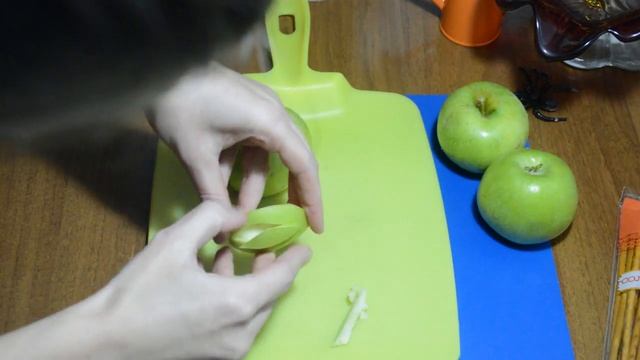 Праздничный стол.Хэллоуин.Яблочные монстрики.Что приготовить на Хэллоуин.Детский стол смотреть онлайн