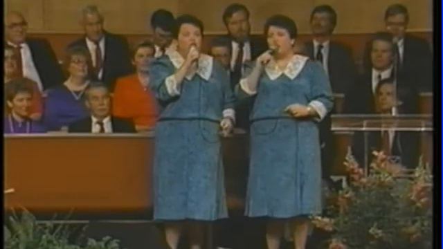 Kelso Twins - Tell Me смотреть онлайн