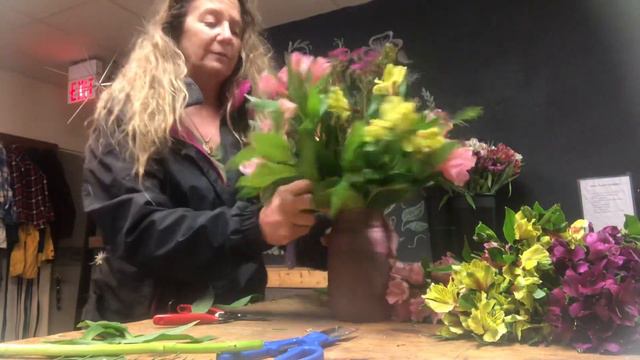 StepLori the florist... how to build an alstroemeria vase смотреть онлайн