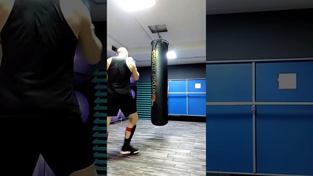 Тайский бокс. Муай тай. Фитнес. Отработка ударов на боксерском мешке. Боксерский мешок. смотреть онлайн