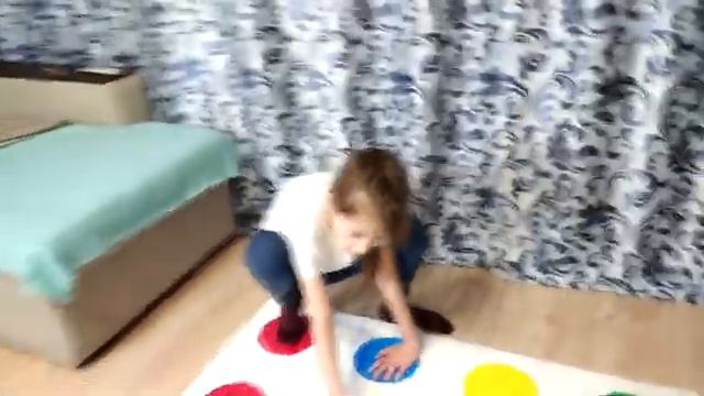 ТВИСТЕР Челлендж SISTER vs SISTER Лиза и Диана Twister CHALLENGE Hoverbal смотреть онлайн
