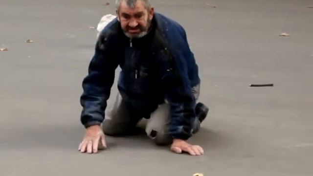 Николаевский бомж Уснул на Советской смотреть онлайн