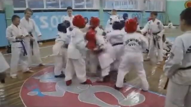 Тренировка тхэквондо Торнадо март 2015, гости из Кореи (MVI 1012) смотреть онлайн