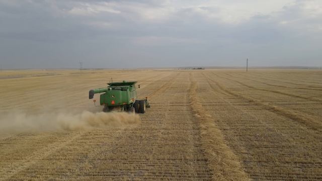 Is the John Deere Combine like a Big Race Car????? Drought Wheat Harvest 2022 смотреть онлайн