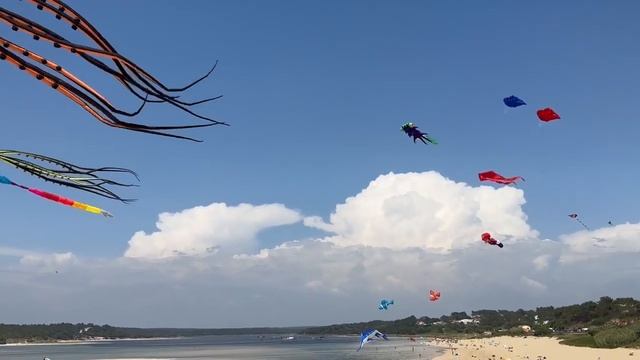 Воздушный змей над океаном побережье Португалии Kite flying over the ocean coast of Portugal смотреть онлайн