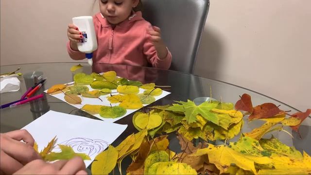 Кіра показує, що можна зробити із осіннього листя.Осіння фея та веселі чудіки із листя смотреть онлайн