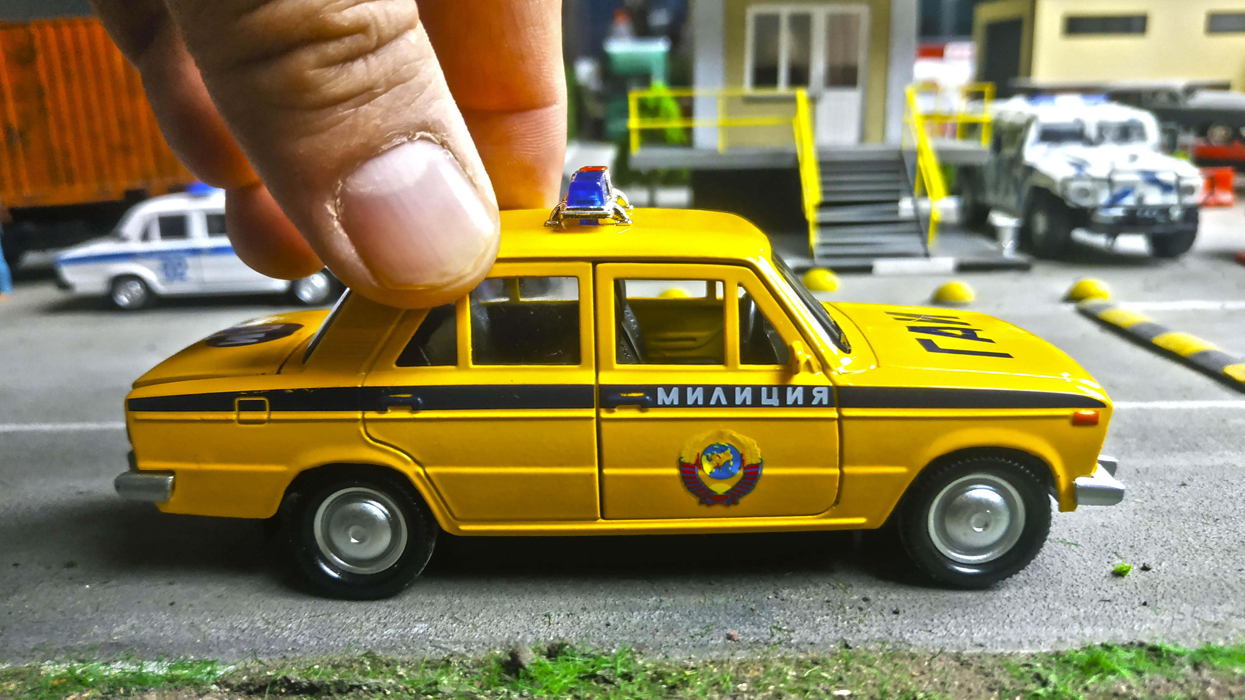 Сирена включена едет ПОЛИЦЕЙСКАЯ МАШИНА! Уступи дорогу! Про машинки. смотреть онлайн