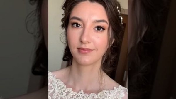 Очень красивая свадебная прическа.