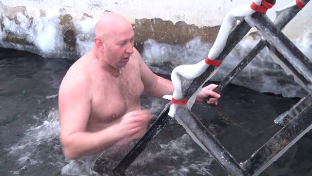 РЕПОРТАЖ: МИНЧАНЕ КУПАЮТСЯ В ЛЕДЯНОЙ ВОДЕ смотреть онлайн