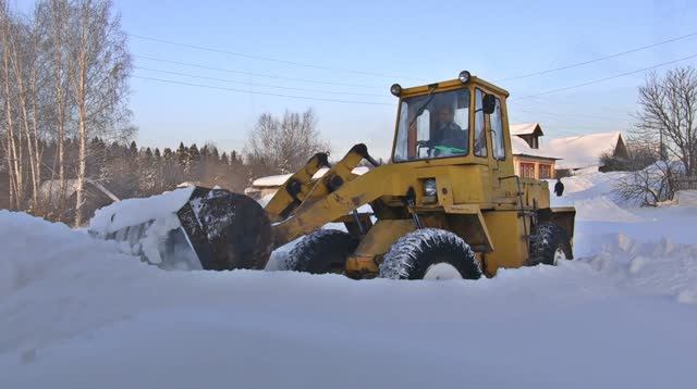 Амкодор чистит СНЕГ. Готовимся к стройке. смотреть онлайн