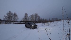 Тойота Рав 4 на легком бездорожье. Toyota Rav4 по снегу в горку.