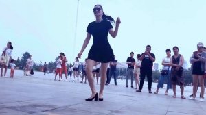 китайский девушка танцует (улишнее танец)