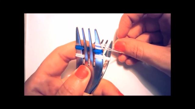 Как сплести эффектный браслет из резинок на вилке смотреть онлайн