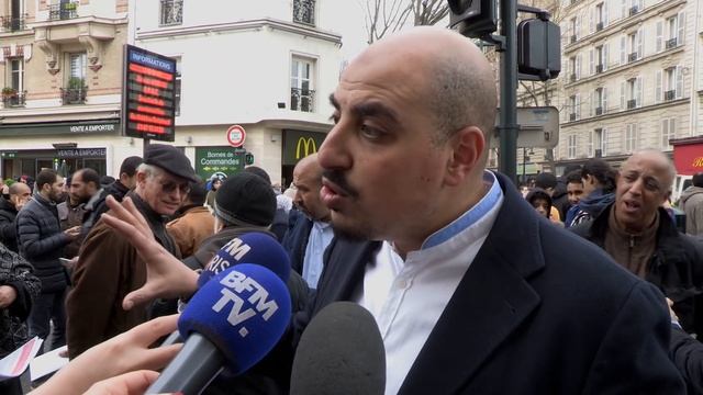 1000 musulmans prient dans la rue à Clichy (24 mars 2017, Clichy, France) смотреть онлайн