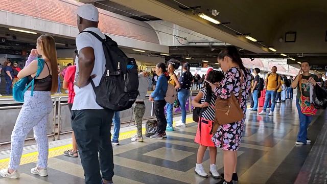 Touring by metro in Medellín Colombia смотреть онлайн