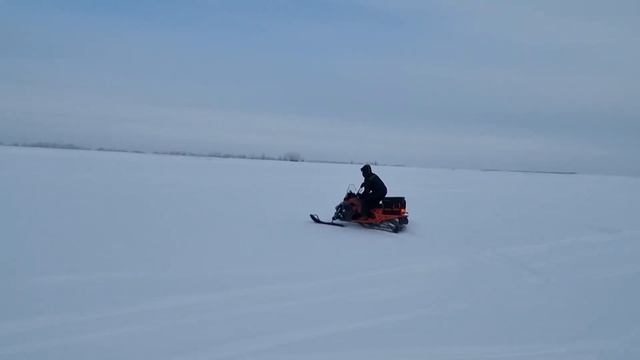 Ирбис СФ 200 и Капитан Лонг 200 по глубокому снегу в наст смотреть онлайн