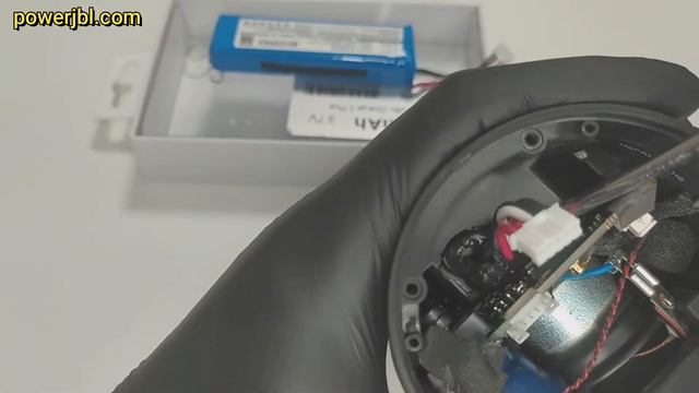 JBL Charge 2+ хрипит динамик / Замена аккумулятора смотреть онлайн