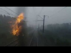 Гнев небес. Мощные удары молнии рядом с поездом. Поезд в грозу. Шаровая молния.