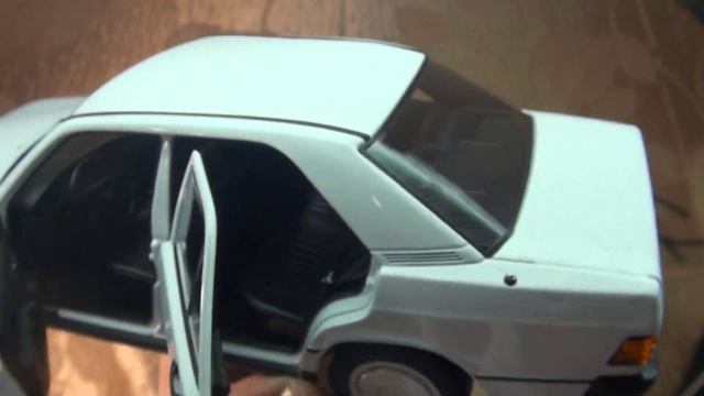 Распаковка: Mercedes-Benz 190E 1984г 1/18 (Norev)