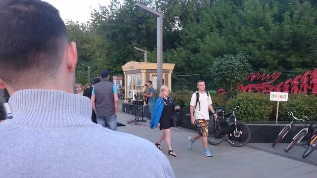 Парень классно поёт. Удивился увидев такое на улице смотреть онлайн