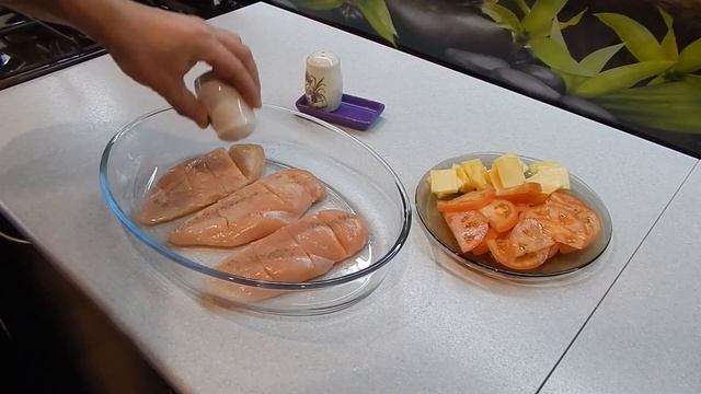 Запеченное куриное филе с сыром "Праздничное".(КАПРЕЗЕ) смотреть онлайн