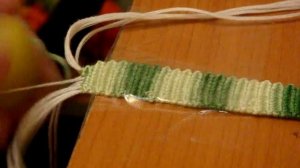 Как закончить фенечку прямым плетением конфеткой.