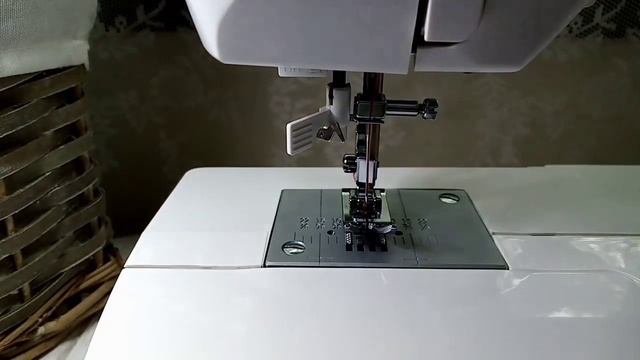 Автоматический нитевдеватель/ Automatic Needle Threader/ Automaattinen Neulakierteitys