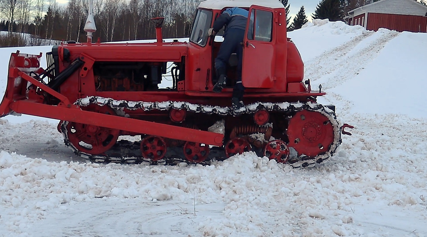 Поездка на тракторе DT-75B 1964 года смотреть онлайн