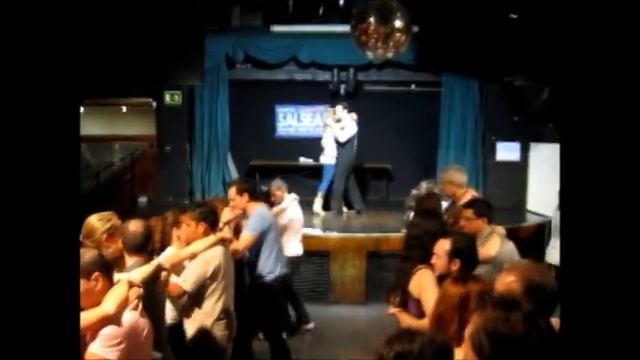 SALSEA.NET CLASE DE KIZOMBA CON PABLO Y CAROLA 2 DE MAYO 2011 DISCOTECA CATS смотреть онлайн