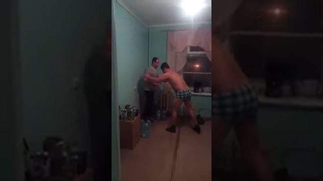 Обосрался в штаны от удара Прикол смотреть онлайн