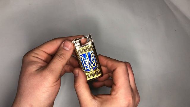 Видео обзор: Турбо зажигалка Герб Украины на СИНЕМ фоне смотреть онлайн