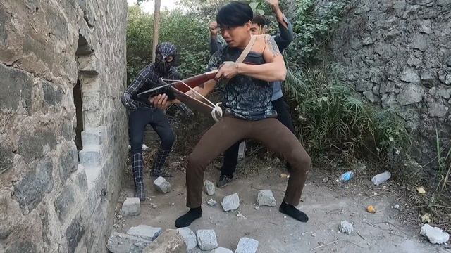 Hunter and Spider-Man fight with fierce gorilla monster to save 2 farmers | King Kong Vlogs смотреть онлайн