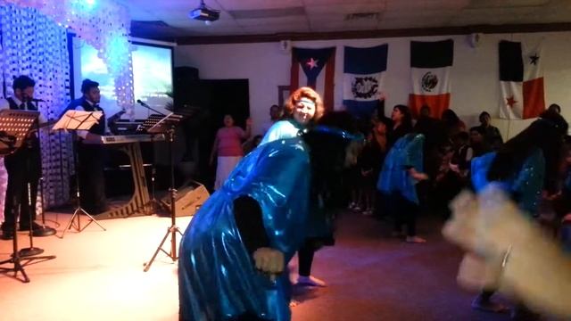 Grupo de danza y alabanza en el día de Jóvenes смотреть онлайн