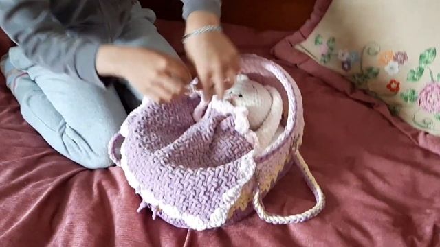 люлечка для игрушки из трикотажной пряжи. смотреть онлайн