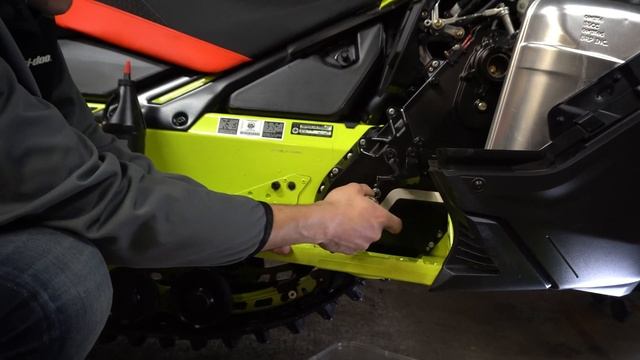 HOW TO : Ski-Doo Changing Your Chain case Oil 900 Ace Turbo смотреть онлайн