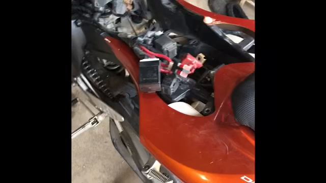 Сборка мотоцикла ямаха р1 после замены клипона уплотнительных манжетов в помпе и в датчика смотреть онлайн