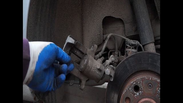Вдавливание поршня суппорта для замены колодок смотреть онлайн